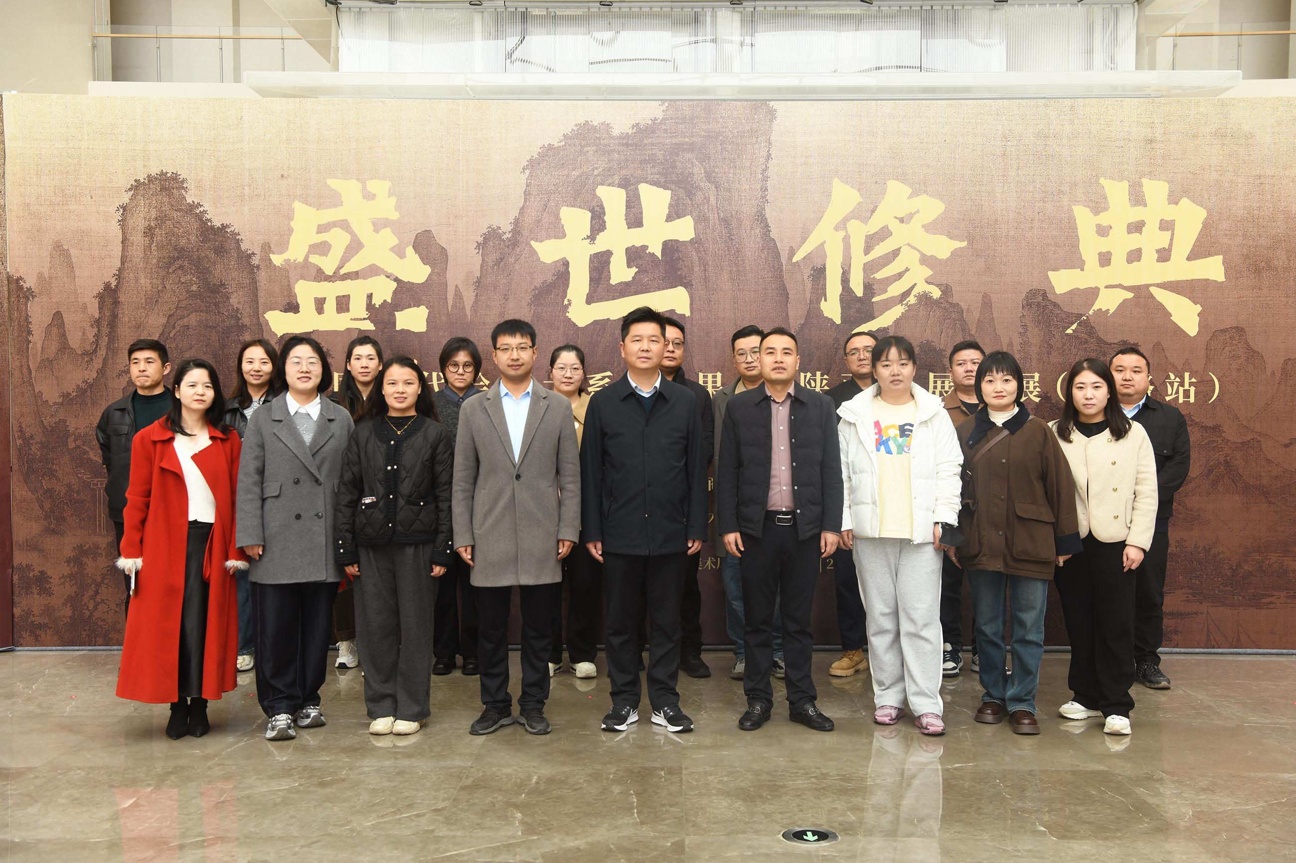 公司機關(guān)黨支部聯(lián)合保障房公司黨支部組織開展“盛世修典 匠心傳承”主題黨日活動